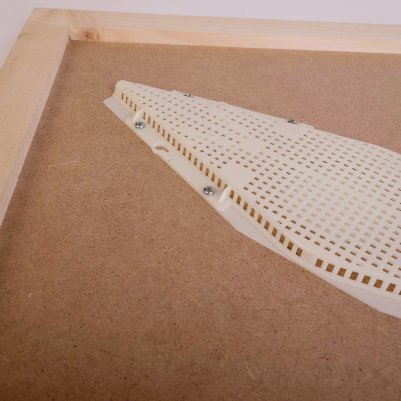 Včelí výklz, kosoštvorec 375 x 123 mm, plastový