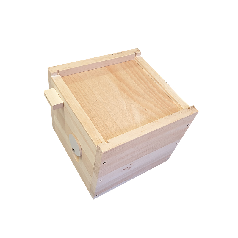 Čmelín samostatný, základná búdka pre čmeliaky, Borovica hladká (vejmutovka)