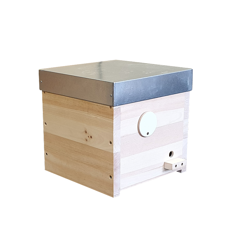 Plechový vrchnák na čmelín, izolovaný