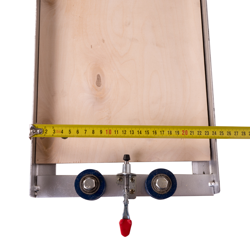 Prípravok na drôtovanie a napínanie drôtika v rámčeku