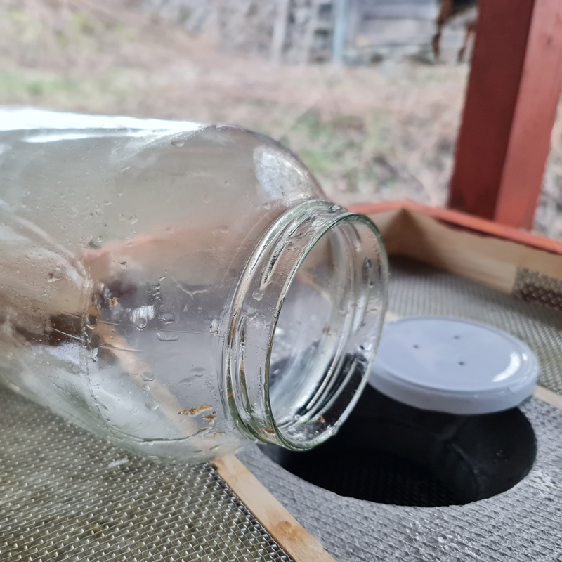 Difúzne protiplesňové kŕmiace veko, 2 otvory, B10