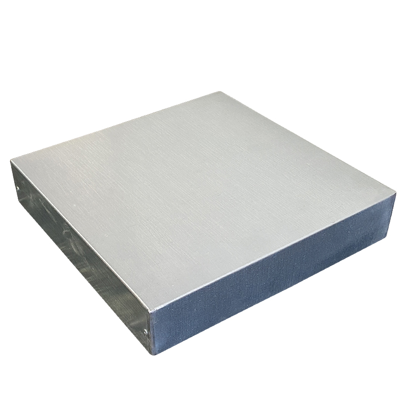 Plechový vrchnák na čmelín, izolovaný